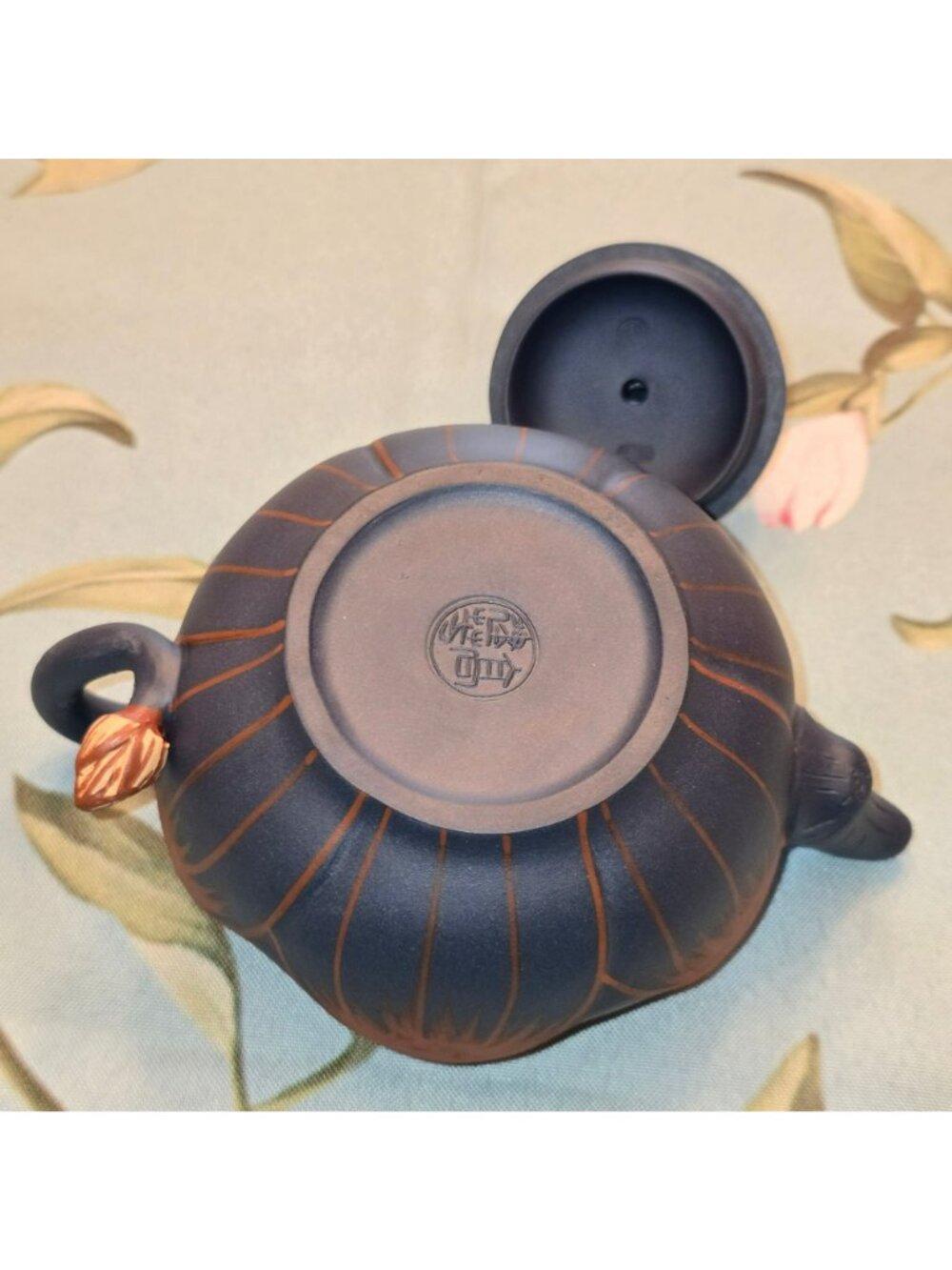 Handcrafted Yixing Clay Teapot With Frog Lid & Lotus Design Blue Brown JH8018 - Picture 5 of 7
